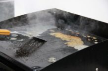 Comment nettoyer ma plancha en acier ?